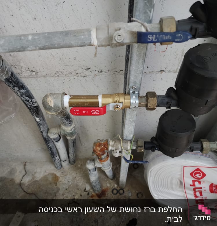 צינורות ומחברים במערכת אינסטלציה עם ברזים